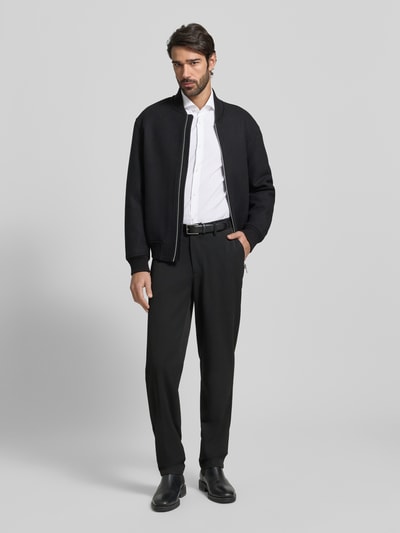 Männermodel trägt Slim Fit Business-Hemd mit Stretch-Anteil Modell 'Hank Hai' von BOSS, Unifarbenes Design, Ganzkörperansicht von vorne.