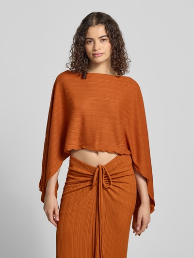 Frauenmodel trägt Relaxed Fit Oberteil mit Viskose-Anteil Modell 'Poncho' von Gina Tricot in Orange, gerippte Struktur, Material-Mix, Langärmelig, Damen, Ganzkörperansicht von vorne. Rückenlänge bei Größe XS/S: 62 cm.