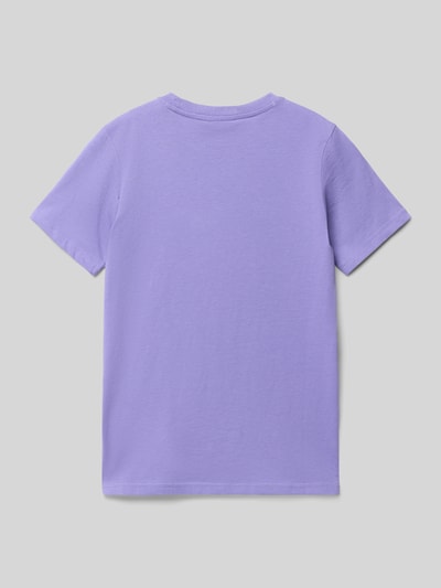 Produktfoto, T-Shirt aus reiner Baumwolle von Champion in Flieder, gerade Passform, kurze Ärmel, sichtbar feine Textur, Rückansicht.