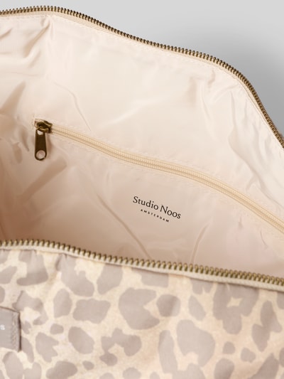 Productfoto, Shoulder Bag mit Logo-Patch van Studio Noos met all-over dierenprint, hoofvak met ritssluiting, schouderband, breedte 56 cm, lengte 53 cm, diepte 10 cm, bandlengte 74 cm.