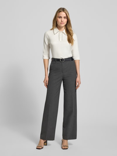 Frauenmodel trägt Blusenshirt mit Umlegekragen und Ziersteinbesatz von Marc Cain, reine Baumwolle, Regular Fit, 3/4-Arm, Vorderansicht Ganzkörperansicht.