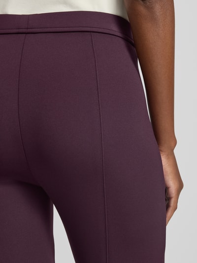 Frauenmodel trägt Regular Fit Schlaghose in 7/8 Länge Modell 'MACY' von Raffaello Rossi in dunklem Lila, glatte Textur, Nahaufnahme Hüfte, Damen Schlaghose von Raffaello Rossi.
