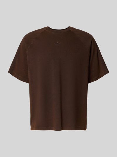 Produktfoto, T-Shirt mit Rundhalsausschnitt und Label-Stitching von adidas Originals in Braun, reine Baumwolle, Relaxed Fit, glatte Textur