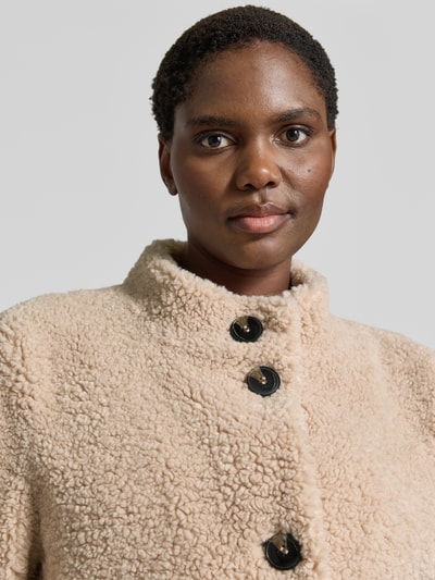 Kobiece modelka nosi Regular Fit Jacke mit Stehkragen von FUCHS SCHMITT z futerka, kremowy kolor, listwa guzikowa, nakładane kieszenie, stójka, szerokość ramion w rozmiarze 36: 43 cm, szerokość klatki piersiowej w rozmiarze 36: 52 cm, długość rękawów w rozmiarze 36: 63 cm, długość tyłu w rozmiarze 36: 59 cm, zbliżenie na górną część ciała