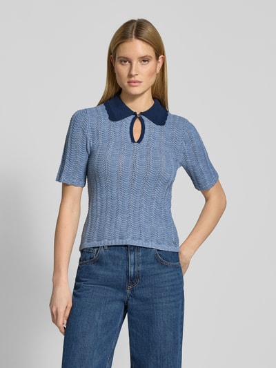 Frauenmodel trägt Strickshirt mit Umlegekragen und Schlüsselloch-Ausschnitt von Scotch & Soda, Baumwoll-Mix in Blau, Slim Fit, Nahaufnahme Oberkörper.