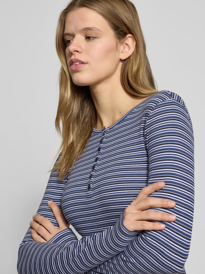 Vrouwenmodel draagt Slim Fit Longsleeve met knoopsluiting van Review, dames shirt met lange mouwen in katoenmix, ronde hals, ruglengte maat S 50 cm, close-up bovenlichaam