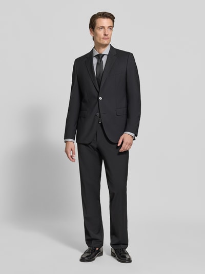 Männermodel trägt Slim Fit Businesshemd aus reiner Baumwolle Modell 'HANK' von BOSS, klassischer Anzug, Ganzkörperansicht von vorne. Herren Businesshemd von BOSS