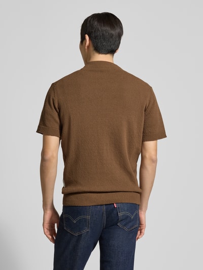 Männermodel trägt Regular Fit Freizeithemd mit Reverskragen Modell 'LINDHOLM' von Casual Friday, braun, gerippte Abschlüsse, ganzkörperansicht rückansicht.