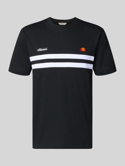 Produktfoto, T-Shirt mit Label-Stitchings Modell 'VENIRE' von Ellesse aus Reiner Baumwolle, Regular-Fit, Rundhalsausschnitt, schwarze glatte Oberfläche, weiße Streifen und kleine Stickereien auf der Vorderseite, Rückenlänge bei Größe M: 66 cm.