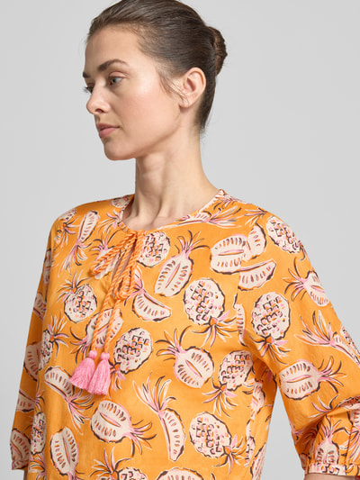 Männermodel trägt sukienka midi z bawełny o kroju loose fit z wycięciem w kształcie łezki, wiązanie, rękaw o dł. 3/4, Emily Van den Bergh, szerokość w rozmiarze 36: 50 cm, długość tyłu w rozmiarze 36: 50 cm, długość rękawa w rozmiarze 36: 44 cm, wzór w odcieniach pomarańczowego i różowego, detaliczny print, wyraźna struktura materiału, Nahaufnahme Oberkörper