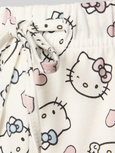 Produktfoto, Regular Fit Pyjama-Shorts mit Allover-Motiv-Print von Jake*s Casual in Weiß mit buntem Hello Kitty Muster, Baumwolle, elastischer Bund mit Tunnelzug, Detailaufnahme.
