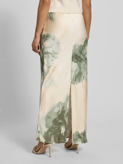 Frauenmodel trägt Maxikleid aus reiner Viskose Modell 'Aninda' von mbyM mit floraler Allover-Print, Bundweite 37 cm, Ganzkörperansicht Rückansicht.