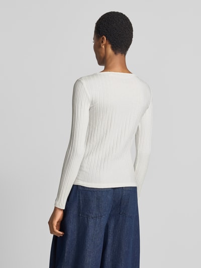 Frauenmodel trägt weißes Slim Fit Langarmshirt aus Baumwoll-Mix Modell 'Sovke' von OPUS, feine Rippenstruktur, Ganzkörperansicht Rückansicht.