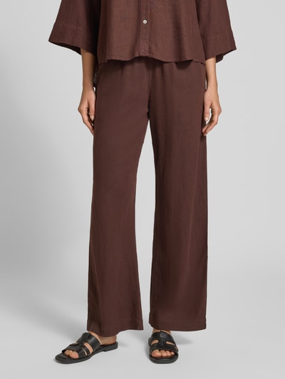 Vrouwenmodel draagt Wide Leg Pants uit linnenmix met elastische band model 'Lava' van FREE/QUENT, mix van linnen en viscose, loose fit, donkerbruin, detailopname beenpartij, binnenbeenlengte maat S 77 cm, bandwijdte maat S 41 cm.