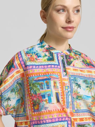 Frauenmodel trägt Relaxed Fit Bluse mit Rundhalsausschnitt von Emily Van den Bergh, Reine Baumwolle, Allover-Look, Nahaufnahme Oberkörper.