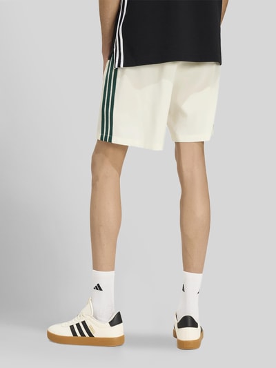 adidas Sportswear Regular Fit Sweatshorts mit Seitenschlitz Offwhite 5