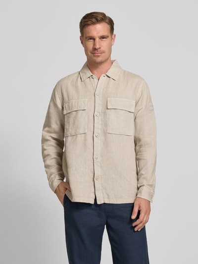 Männermodel trägt Relaxed Fit Freizeithemd aus reinem Leinen Modell 'LOCKY' von BOSS Orange, Optik: Unifarben, Flammgarn, Ganzkörperansicht von vorne