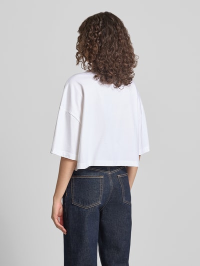 Frauenmodel trägt Cropped T-Shirt mit Logo-Print von Calvin Klein Jeans aus reiner Baumwolle in Weiß, Rückenansicht, Ganzkörperansicht.