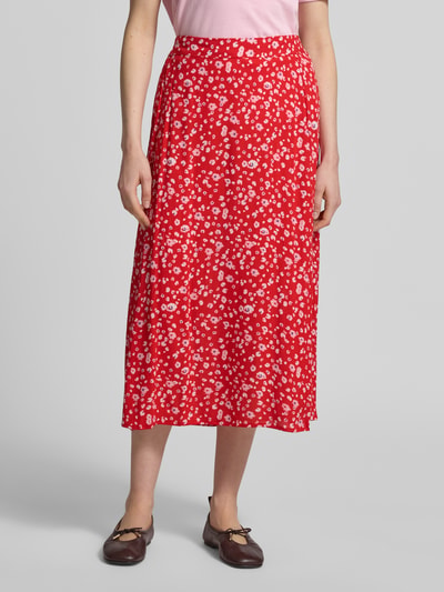 Frauenmodel trägt Midirock aus Viskose im Allover-Look Modell 'MARRAKECH' von ICHI, rote Farbe, weißes Muster, Gerader-Schnitt, Ganzkörperansicht von vorne. Bundweite bei Größe S: 38 cm, Gesamtlänge bei Größe S: 86 cm.