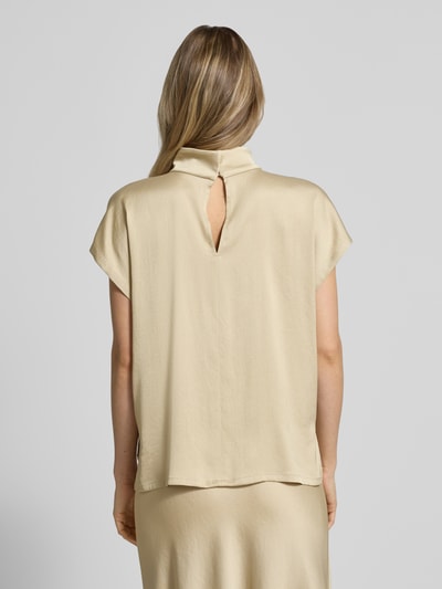 Frauenmodel trägt Blusenshirt mit Stehkragen Modell 'ALARIA' von Drykorn in Beige, Material-Mix mit Stretch, Regular Fit, Rückenansicht.