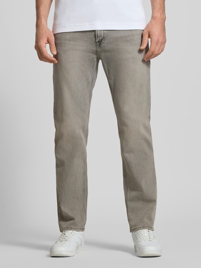 Mężczyzna nosi Regular Fit Jeans im Used-Look Modell 'CLARK' von JACK & JONES, mieszanka bawełny z dodatkiem streczu, wpuszczane kieszenie, szerokość w rozmiarze 32/32: 42 cm, długość wewnętrzna nogawki 75 cm, efekt znoszenia, jasnoszary, krój regular fit, zdjęcie całej sylwetki od przodu.