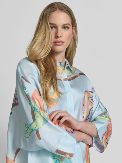 Frauenmodel trägt Bluse mit Hemdblusenkragen und 3/4-Arm von HERZENS, gerader Schnitt, bunt gemustert, Nahaufnahme Oberkörper.