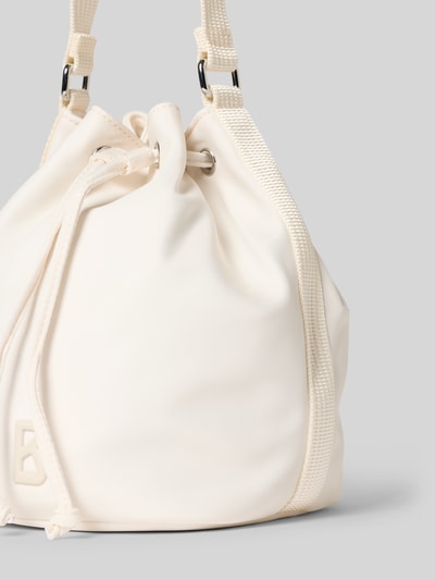 Produktfoto, cremefarbene Handtasche mit Tragehenkel und Schulterriemen von BOGNER, Kordelzug und Label-Detail, Detailaufnahme