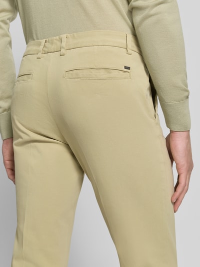 Männermodel trägt Slim Fit Chino aus katoenmix model 'Kaiton1' van BOSS, Heren broek in lichtbeige, detailopname rugaanzicht.
