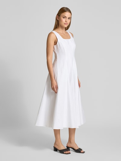 Frauenmodel trägt Leinenkleid mit Karree-Ausschnitt Modell 'ADDISA' von Ted Baker in Weiß, A-Linie, Midikleid, Rückenreißverschluss, Baumwolle-Leinen-Mix, Ganzkörperansicht von vorne.