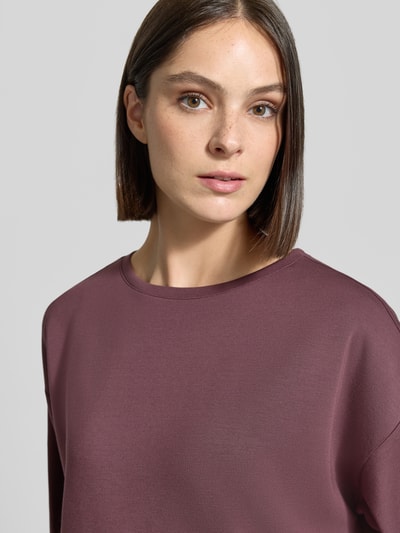 Frauenmodel trägt Oversized Fit T-Shirt aus elastischem Material-Mix von Christian Berg Woman, mattes Violett, glatte Textur, Nahaufnahme Oberkörper.