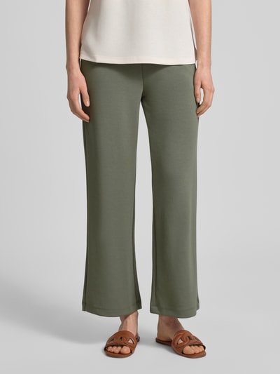 Frauenmodel trägt Wide Leg Sweatpants mit elastischem Bund von Soyaconcept aus Material-Mix mit Modal-Anteil, olivgrün, Ganzkörperansicht von vorne.