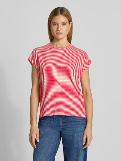 Modelka nosi damski t-shirt Loose Fit T-Shirt aus reiner Baumwolle Modell 'SLUB JERSEY STRIPE' od Armedangels, efekt: jednolity kolor, wzór w paski, detal z logo, okrągły dekolt, krótki rękaw, dżersej, bawełna, widok całej sylwetki z przodu.