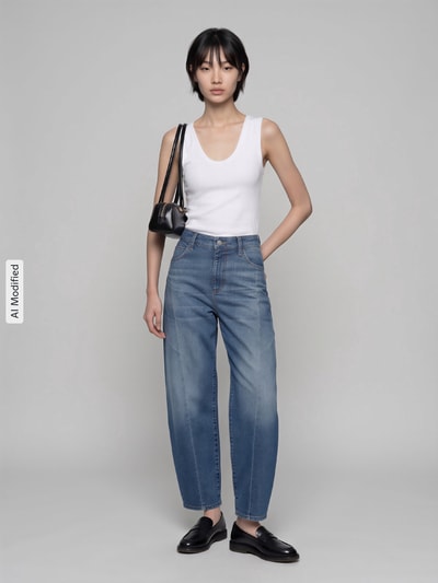 Vrouwenmodel draagt wit Slim Fit Top aus Baumwoll-Mix van GAP, lichte denim broek, zachte texturen, Ganzkörperansicht van voren, KI-modificeerd beeld.