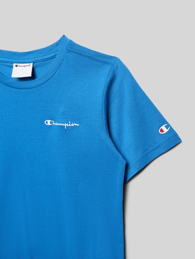 Productfoto, T-Shirt mit Label-Stitching und Rundhalsausschnitt van CHAMPION in felblauw, regular fit, zachte textuur, ruglengte maat 140: 55 cm.