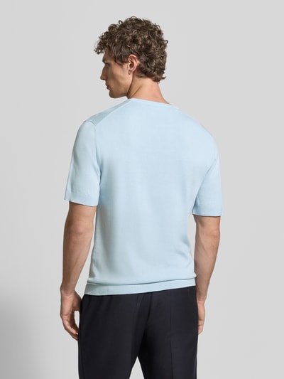 Mannelijk model draagt Regular Fit T-shirt uit puur biologisch katoen model 'TORINO' van SELECTED HOMME, look: effen, fijngebreid, kleur lichtblauw, korte mouw, ronde hals, mouwboord geribd, materiaalverwerking biologisch katoen. Ganzkörperaanzicht achteraan.