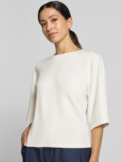 Frauenmodel trägt Relaxed Fit Sweatshirt aus elastischem Modal-Mix Modell 'Unora' von someday, Cremefarbe, 1/2-Arm, Rundhalsausschnitt, Nahaufnahme Oberkörper.