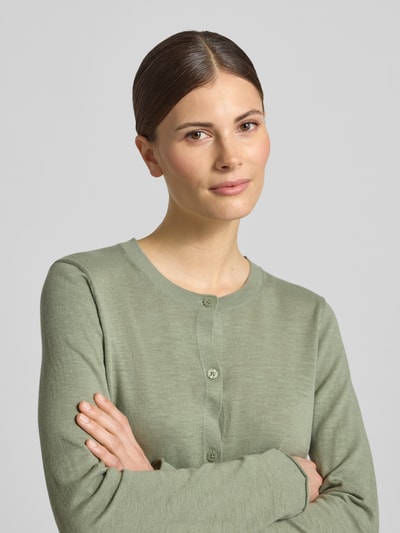 Frauenmodel trägt Regular Fit Cardigan aus Baumwolle-Leinen-Mix von Marc O'Polo in hellem Grün, Feinstrick, unifarben, Nahaufnahme Oberkörper.