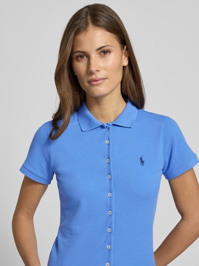 Frauenmodel trägt Poloshirt mit Knopfleiste von Polo Ralph Lauren, Baumwoll-Elasthan-Mix, Slim-Fit, Label-Stitching, Nahaufnahme Oberkörper.