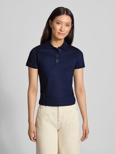 Vrouwenmodel draagt Regular fit poloshirt uit viscosemix model 'Dereyel' van HUGO, donkerblauw, egale structuur, Dames poloshirt, frontale busteshot.