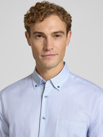 Männermodel trägt Regular Fit Businesshemd aus reiner Baumwolle von Seidensticker, feines blau-weißes Muster, Nahaufnahme Oberkörper, Herren Businesshemd von Seidensticker.
