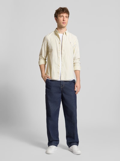 Männermodel trägt Regular Fit Freizeithemd mit Button-Down-Kragen und Stitching von REVIEW, gestreift, Baumwolle, Ganzkörperansicht von vorne.