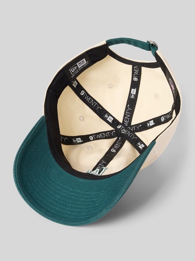Produktfoto, Baseball Cap mit Motiv-Stitching Modell '9TWENTY®' von New Era aus reiner Baumwolle, Strapback, elfenbein mit grünem Schirm, Detailaufnahme Innenansicht