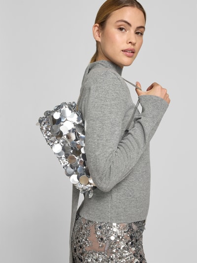 Frauenmodel trägt Shoulder Bag mit Allover-Pailettenbesatz von Rabanne in glänzender Optik, Ketten-Optik, Logo-Detail, Ganzkörperansicht von vorne. Breite 27 cm, Länge 13 cm, Tiefe 5 cm, Damen Schultertasche mit Überschlag und Hauptfach.