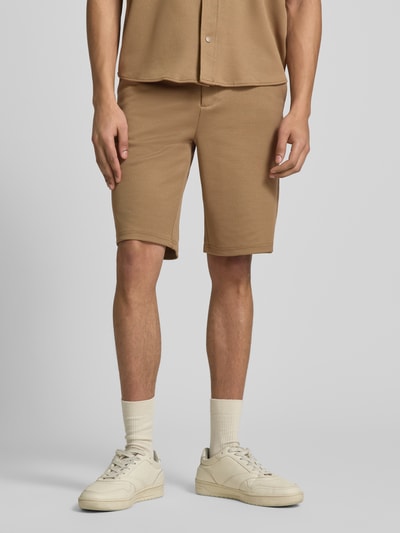 Männermodel trägt Regular Fit Bermudas Modell 'ADRIAN' von Blend, Material-Mix mit Viskose-Anteil, Eingrifftaschen, Nahaufnahme Oberschenkel.