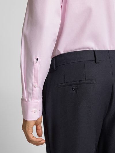 Männermodel trägt Regular Fit Businesshemd aus Big Twill von Seidensticker, Unifarbenes-Design, Reine Baumwolle, Detailaufnahme Rückenansicht.