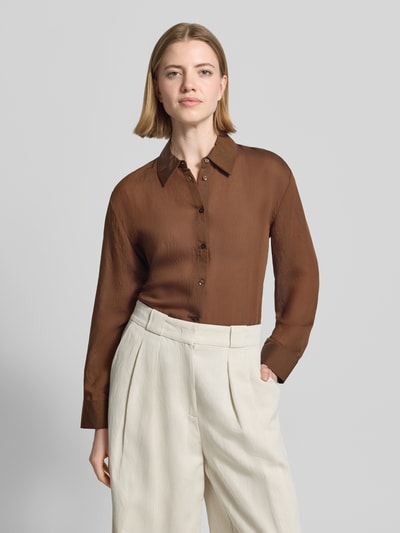 Vrouwenmodel draagt Relaxed Fit Hemdbluse aus Lyocell-Mix van Stefanel in bruin, semitransparant, lange mouwen, voorkant, borstzak, recht silhouet, zichtbare knopen, hemdkraag, doorknoopsluiting, gladde textuur, lichte glans, ganzkörperansicht van voren.