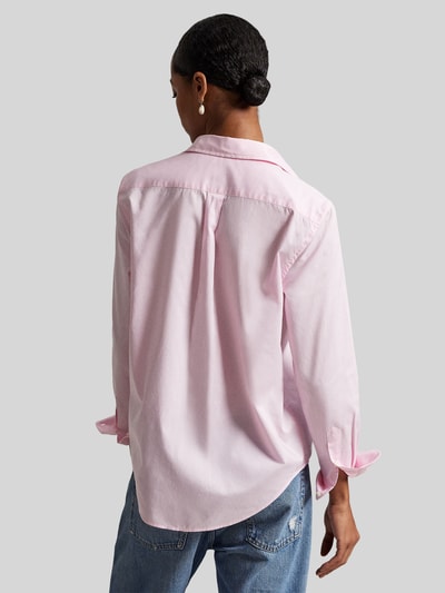 Frauenmodel trägt Slim Fit Hemdbluse aus reiner Baumwolle von Polo Ralph Lauren, Optik: Unifarben, Ganzkörperansicht Rückansicht.