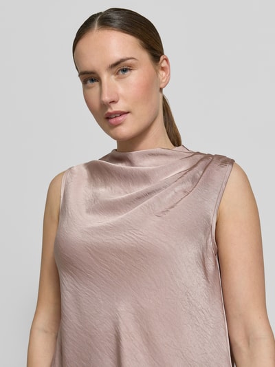 Frauenmodel trägt Blusentop mit Drapierungen von Little Mistress aus Satin in Asymmetrischer-Look, zarte Farbnuance, Nahaufnahme Oberkörper.