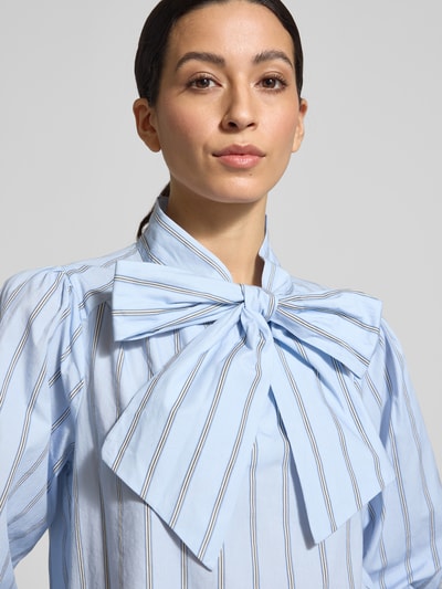 Frauenmodel trägt Schluppenbluse mit Streifenmuster Modell 'Jaz' von Neo Noir aus reiner Baumwolle, Nahaufnahme Oberkörper.