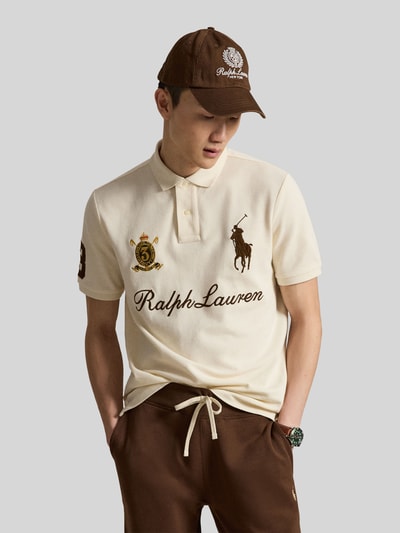 Polo Ralph Lauren Koszulka polo o kroju regular fit z czystej bawełny z naszywkami i haftami Piaskowy 4